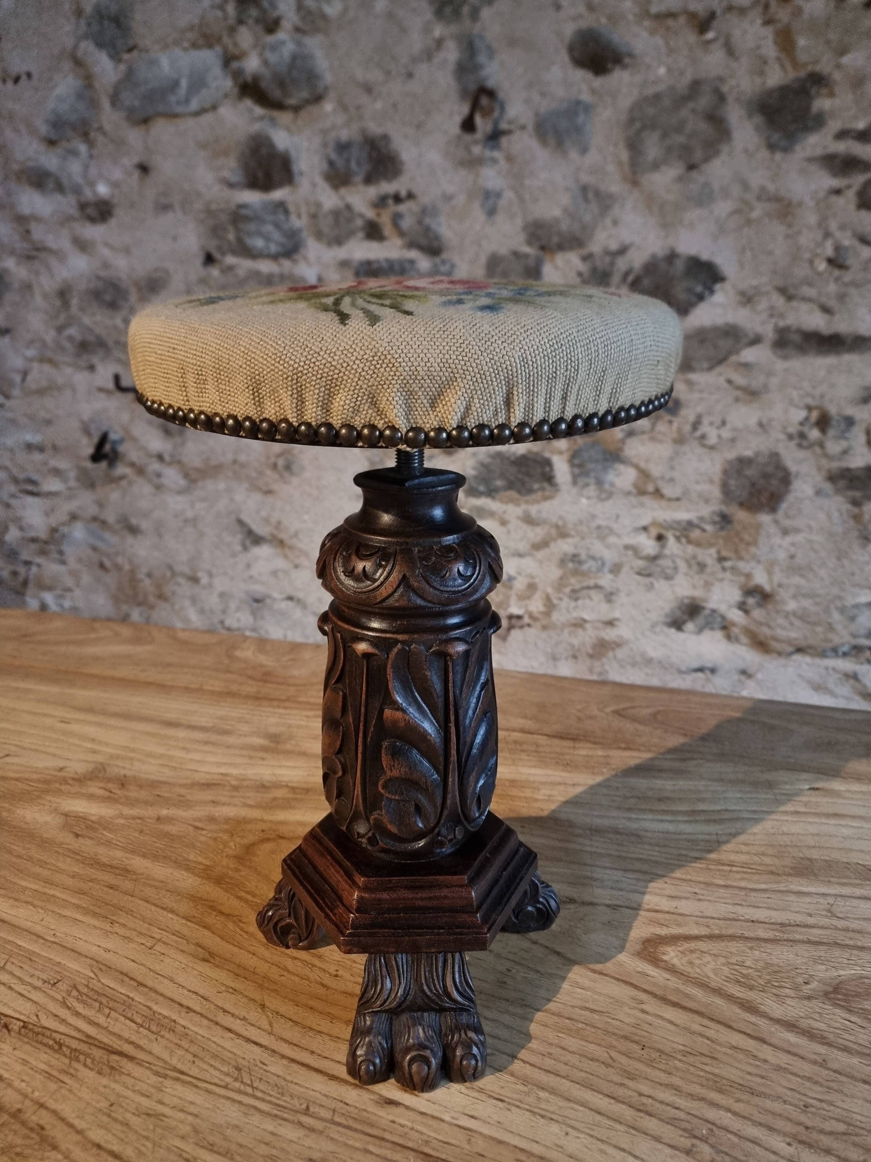 Tabouret de piano ancien en bois réglable avec base sculptée et assise en tapisserie, vers 1880–1910