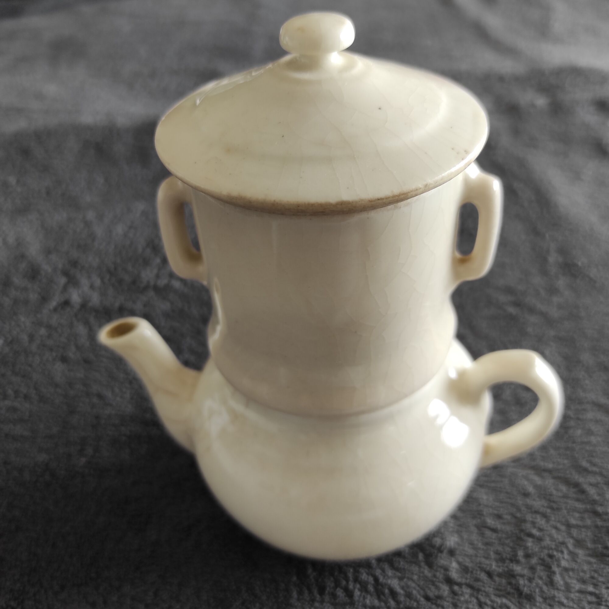 White teapot with filters old and complete p. Precious in Grigny