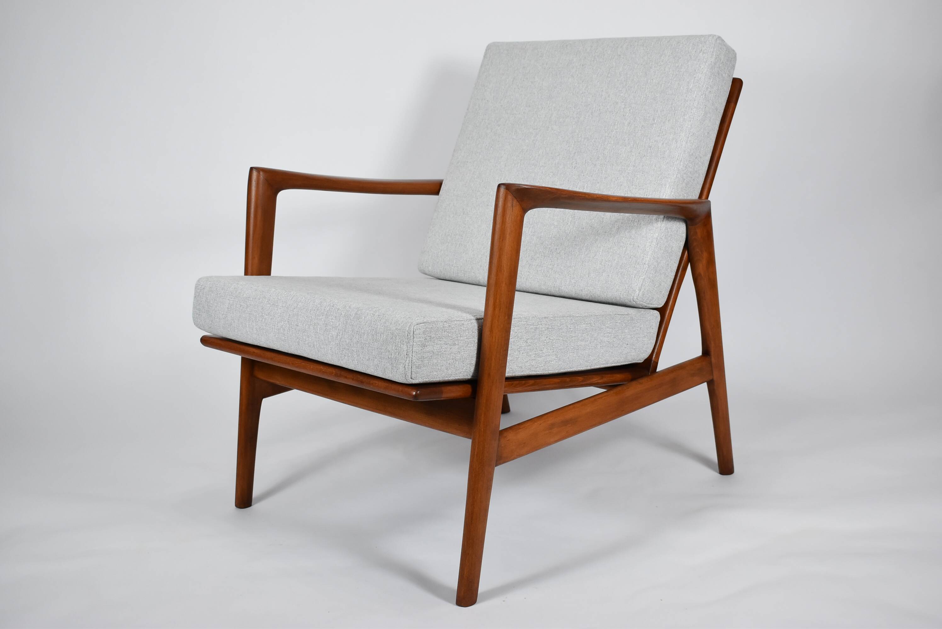 Fauteuil spectaculaire rénové, tissu gris clair, années 1960, usine de meubles Swarzedzka