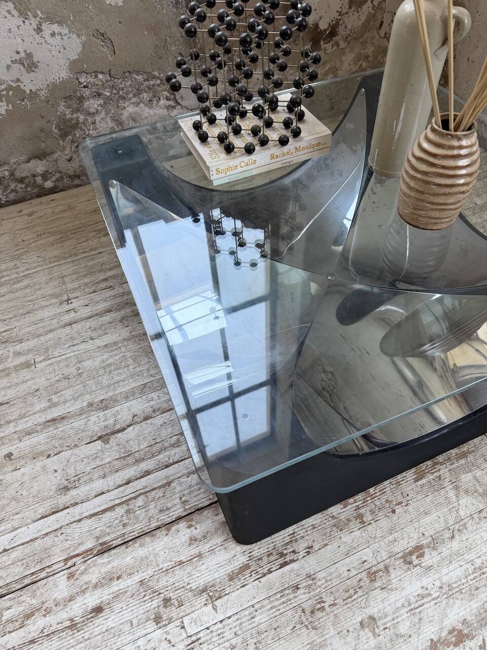 Table basse socle moulé et chrome, années 70