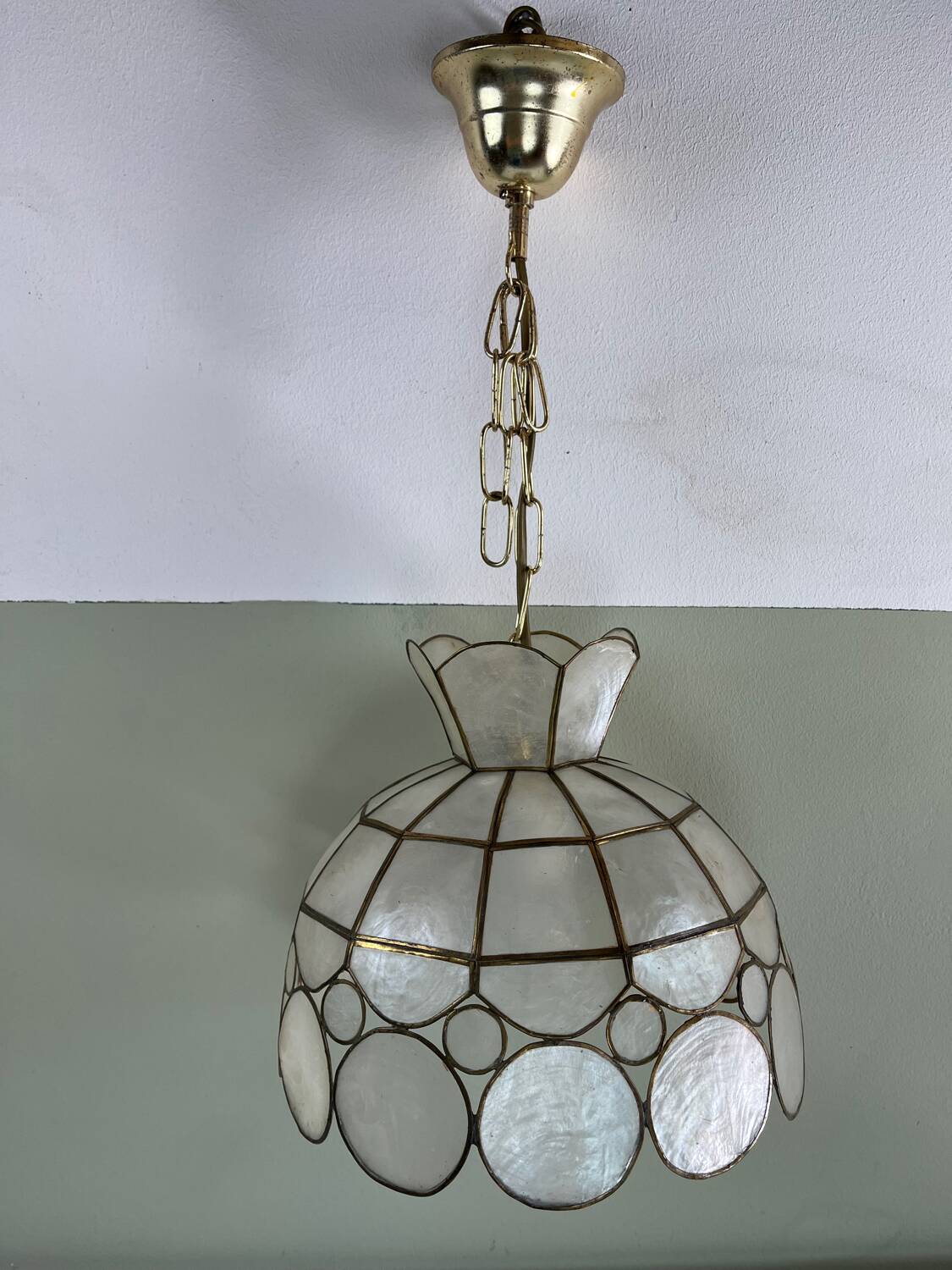 Mother-of-pearl suspension