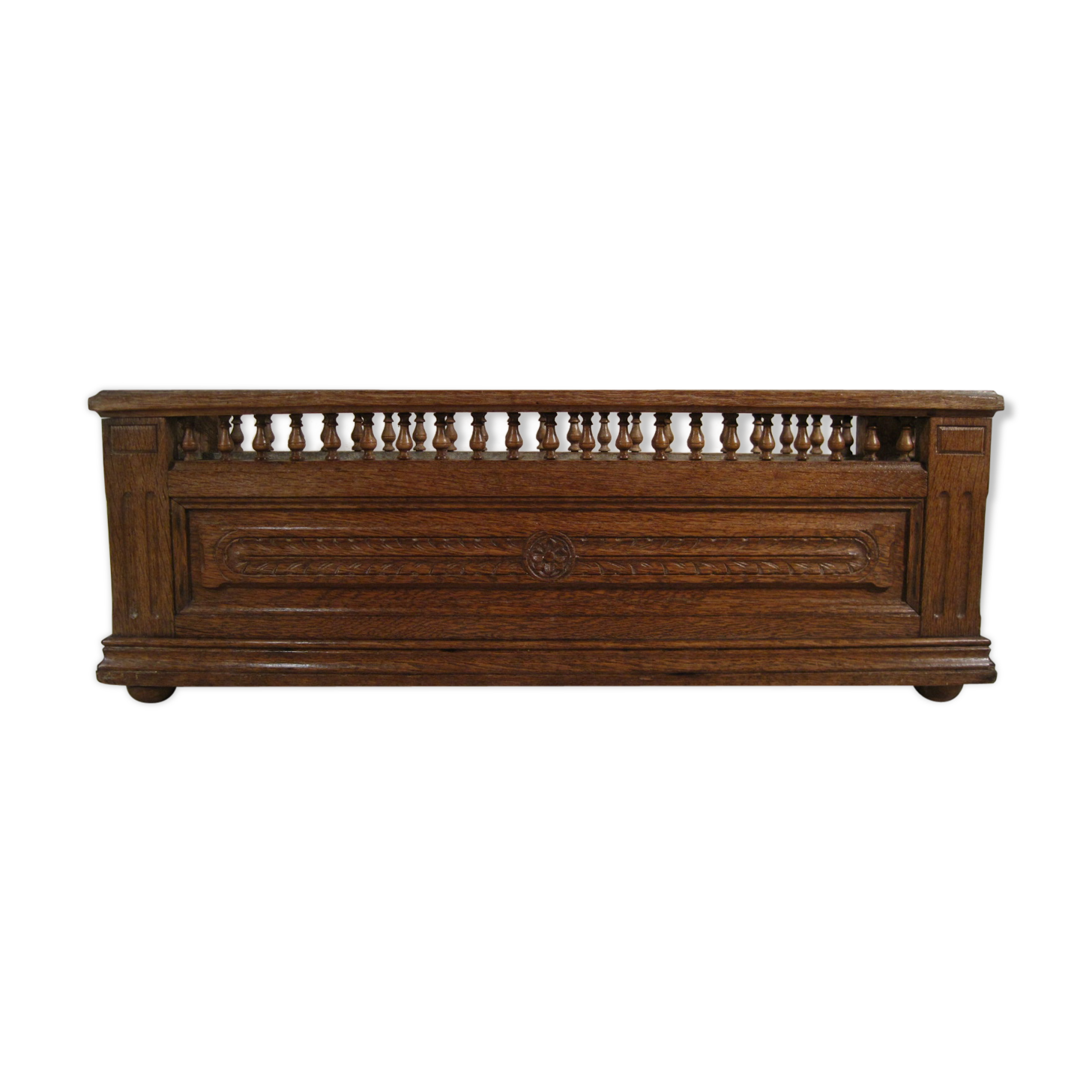 Old planter planter outside wooden box around 1900