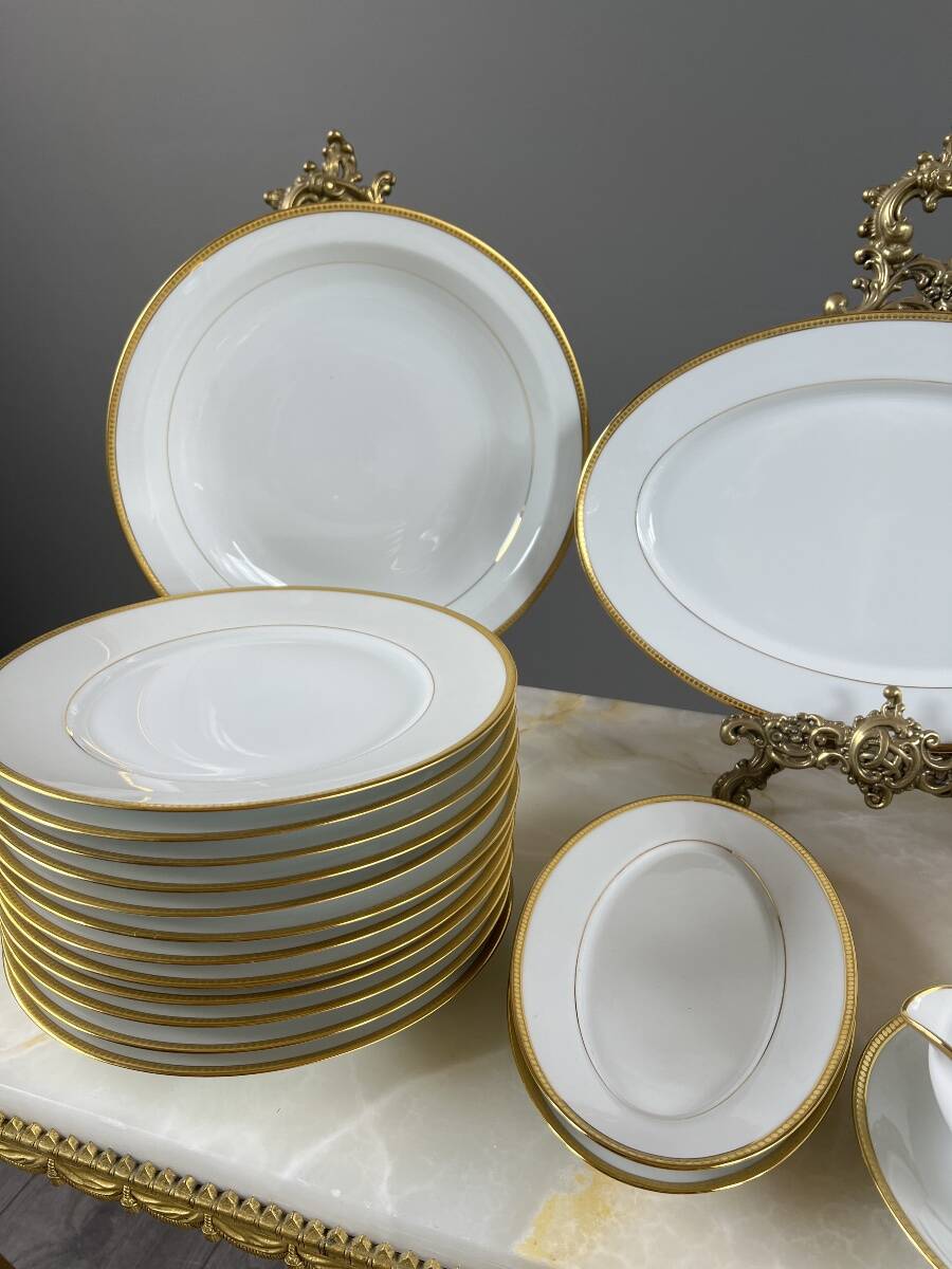 Limoges porcelain table service Jammey-Seignolles, Montreuil model, 30 pieces.