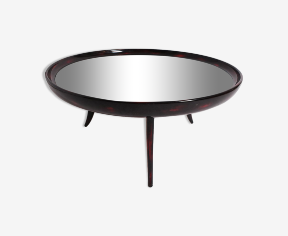 Table basse circulaire en bois avec trois pieds et un motif floral sur la base, XXème siècle