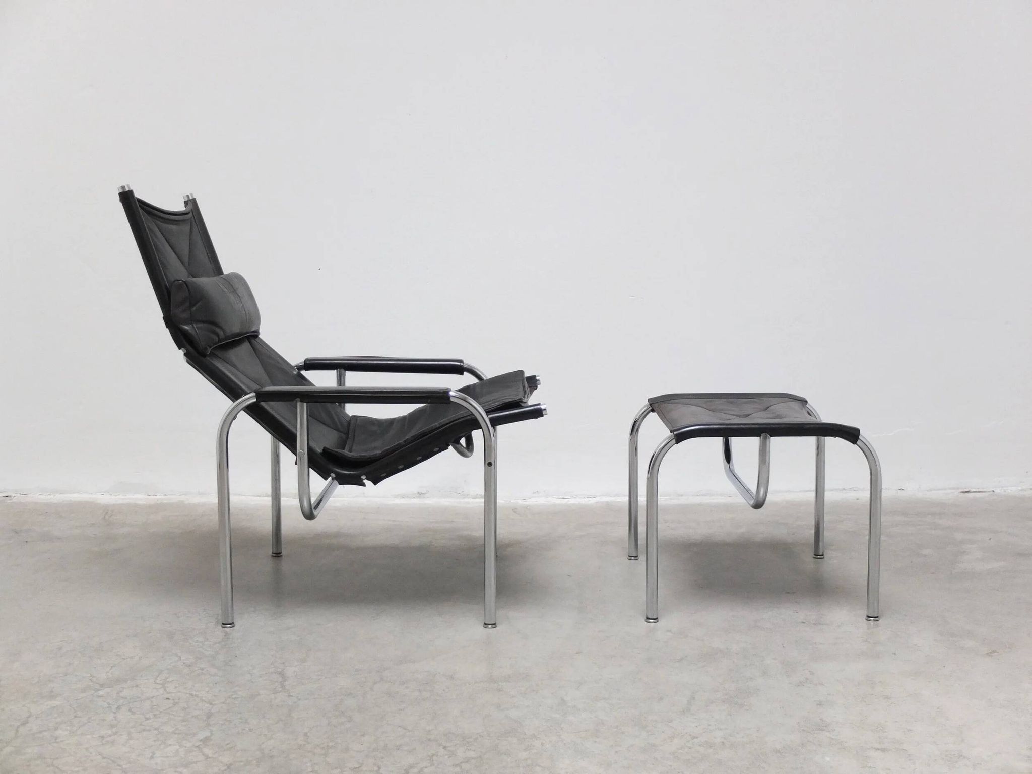 Reclining 'HE1106' lounge chair with ottoman by Hans Eichenberger for Strässle, 1978