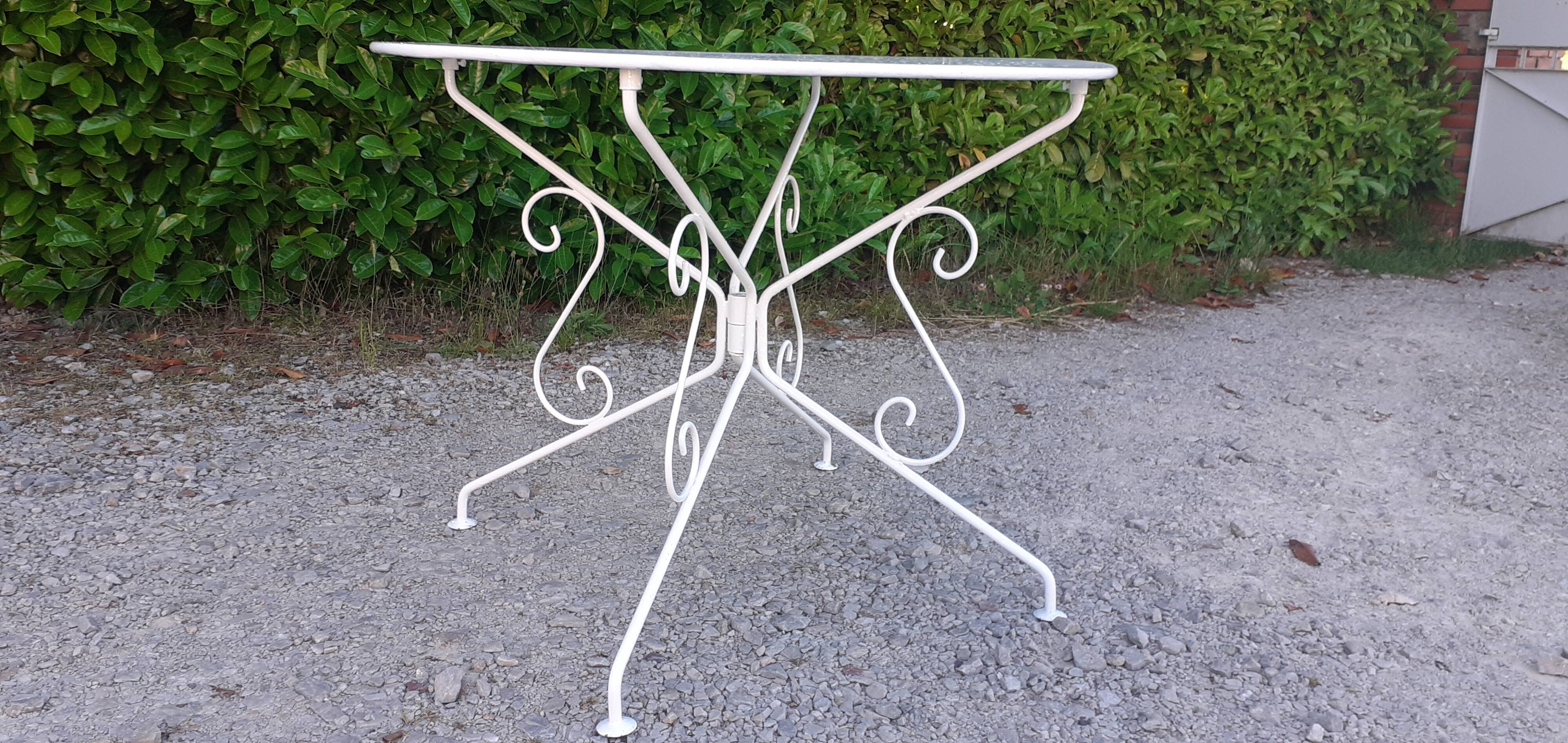 Salon de jardin 1 table 4 fauteuils en fer forgé blanc ancien.