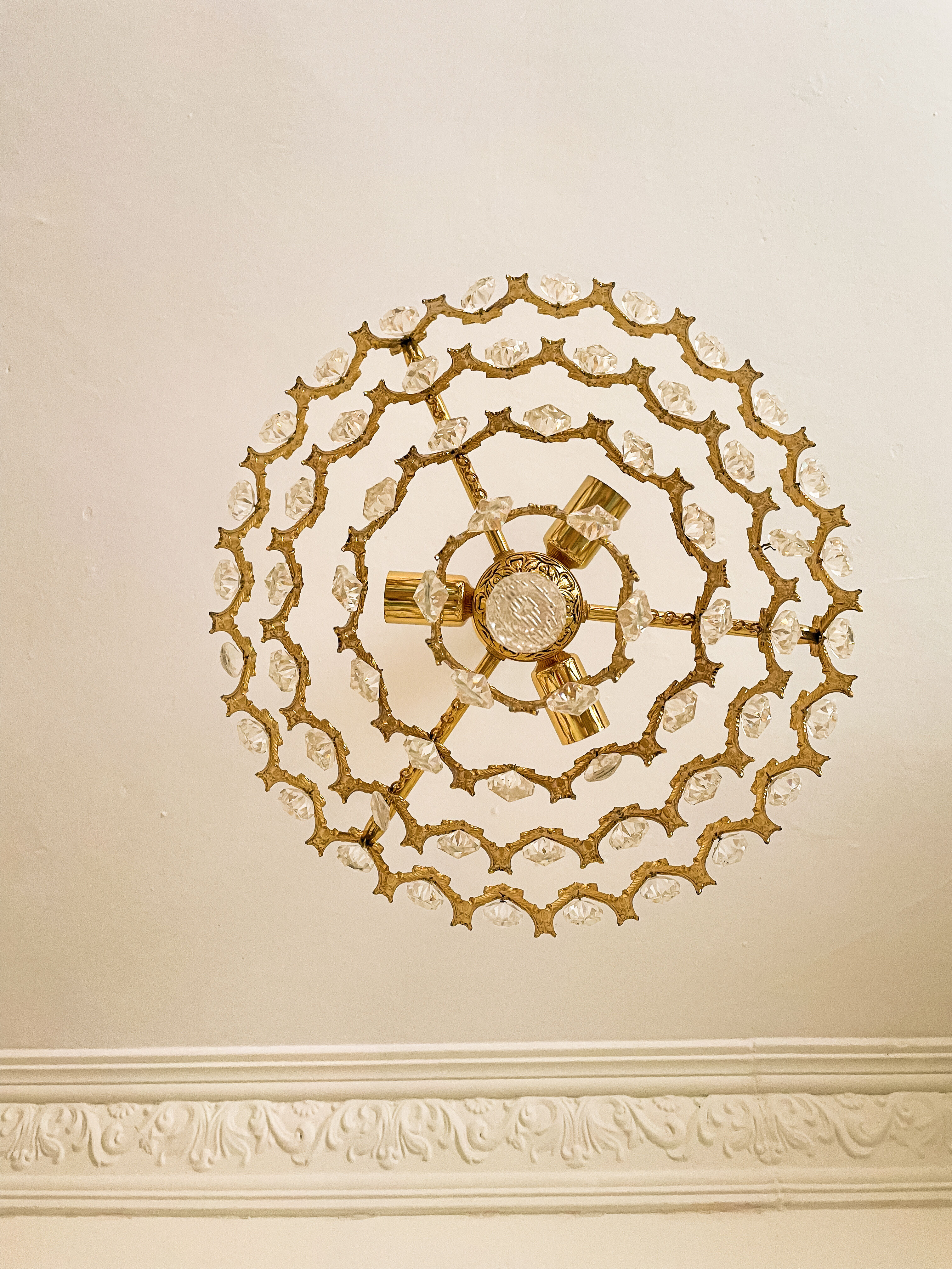 Vintage chandelier in gilded brass with crystal pendants.