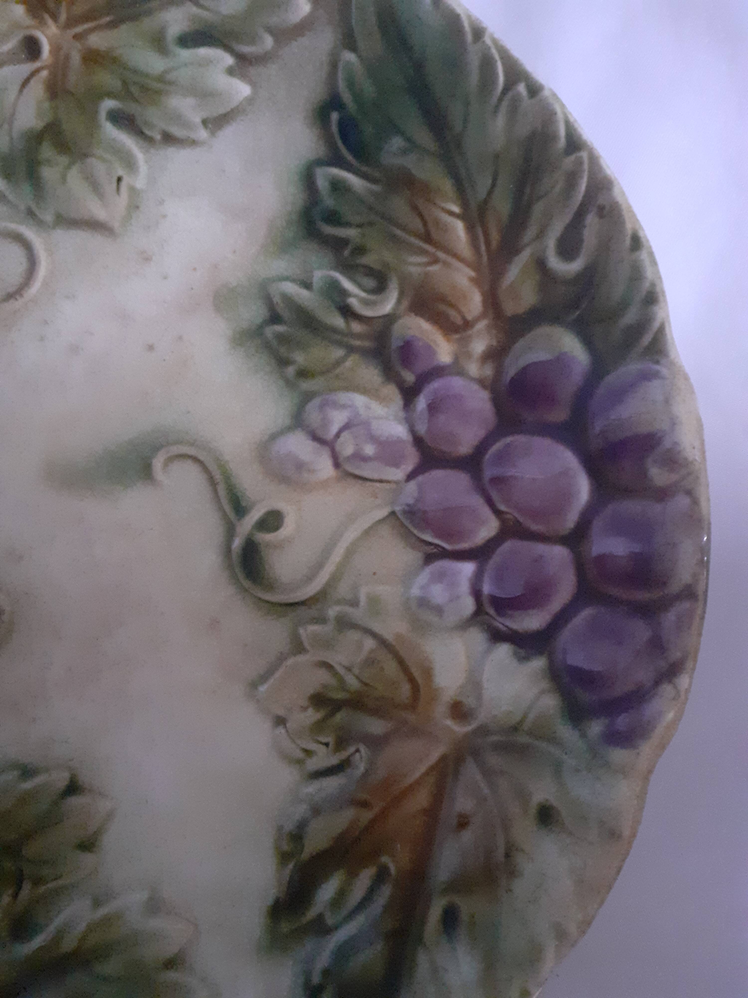 Onnaing barbotine plate - Grapes and leaves