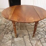 Round extending table in solid walnut, 19th century