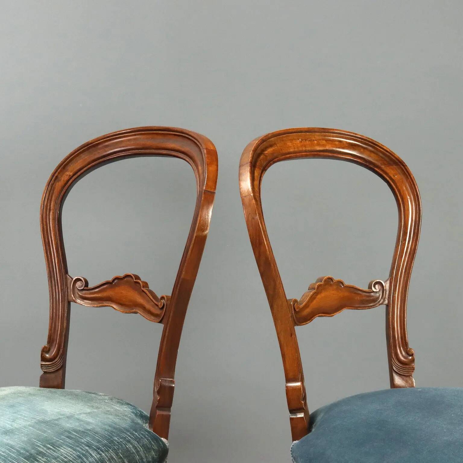 Antique Louis-Philippe chairs in walnut and velvet, Italy, 19th century.