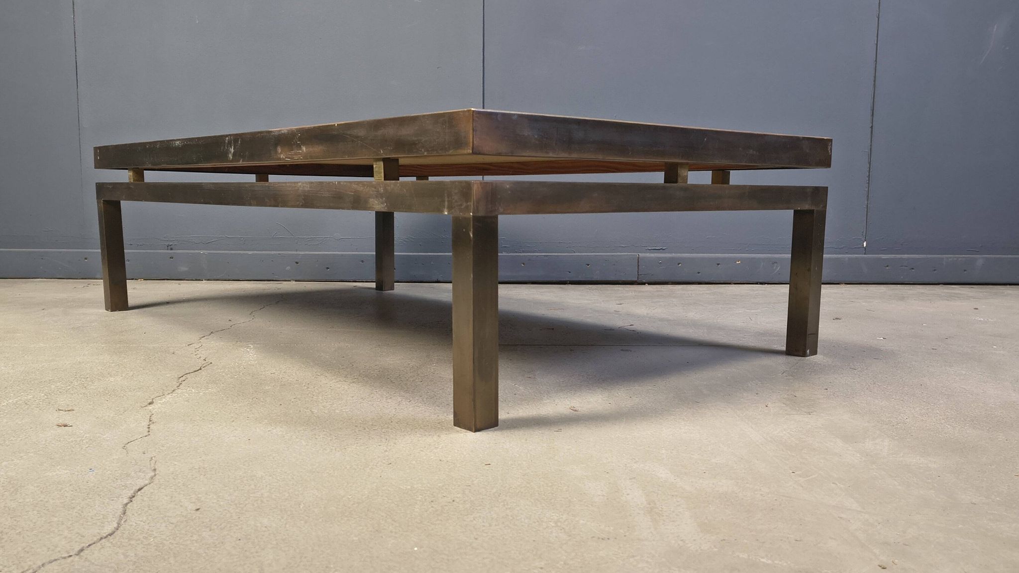 Table basse en laiton gravé vintage signée par Willy Daro, années 1970.