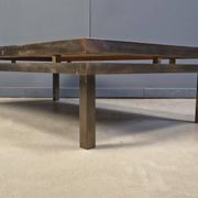 Table basse en laiton gravé vintage signée par Willy Daro, années 1970.