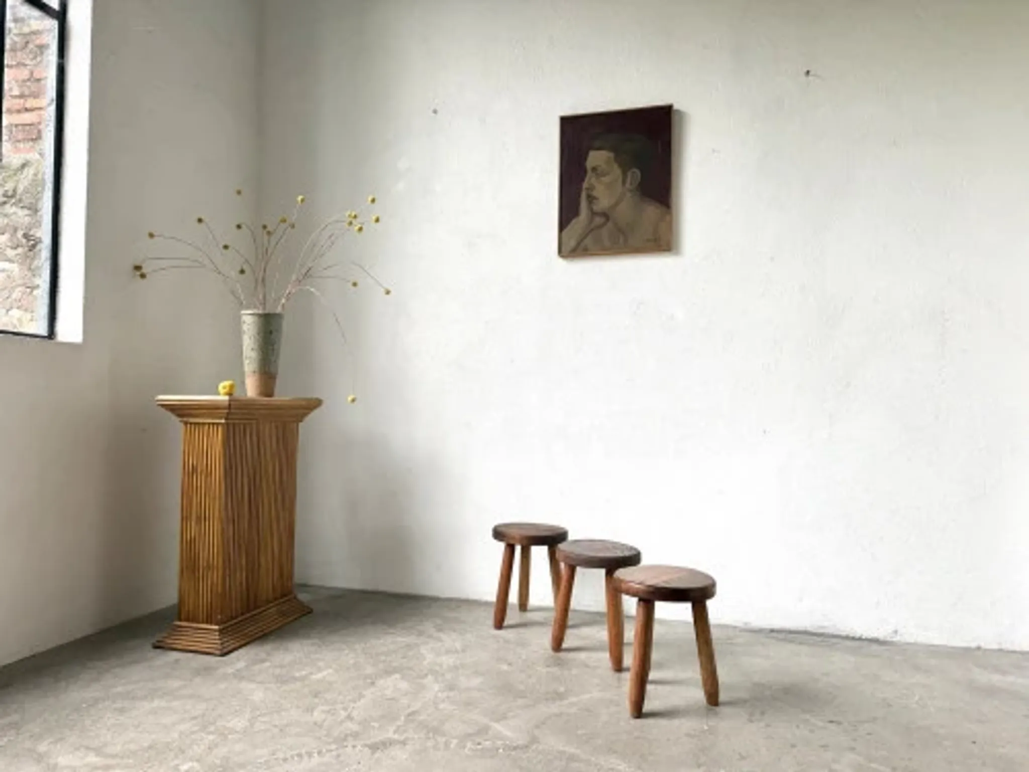 Série de 3 tabourets tripodes en hêtre, années 60