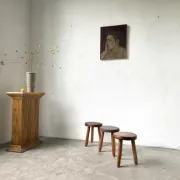 Série de 3 tabourets tripodes en hêtre, années 60