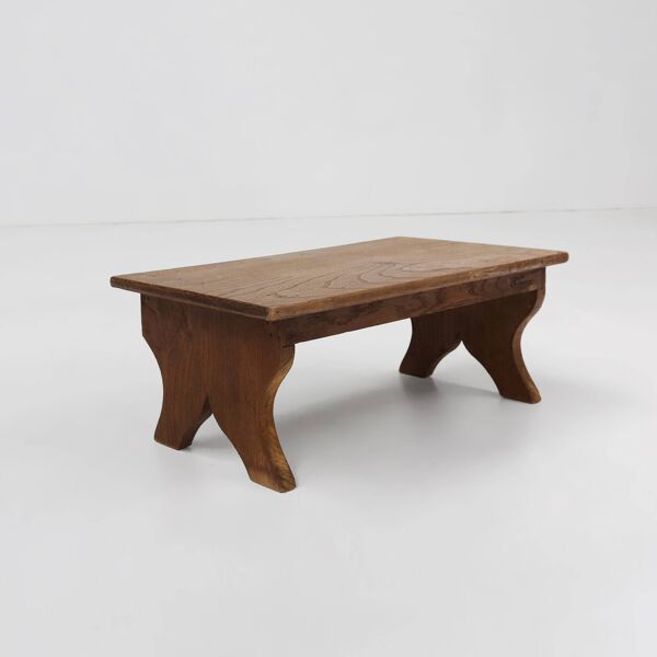 Petit tabouret en bois rustique avec base courbée, France, années 1900.