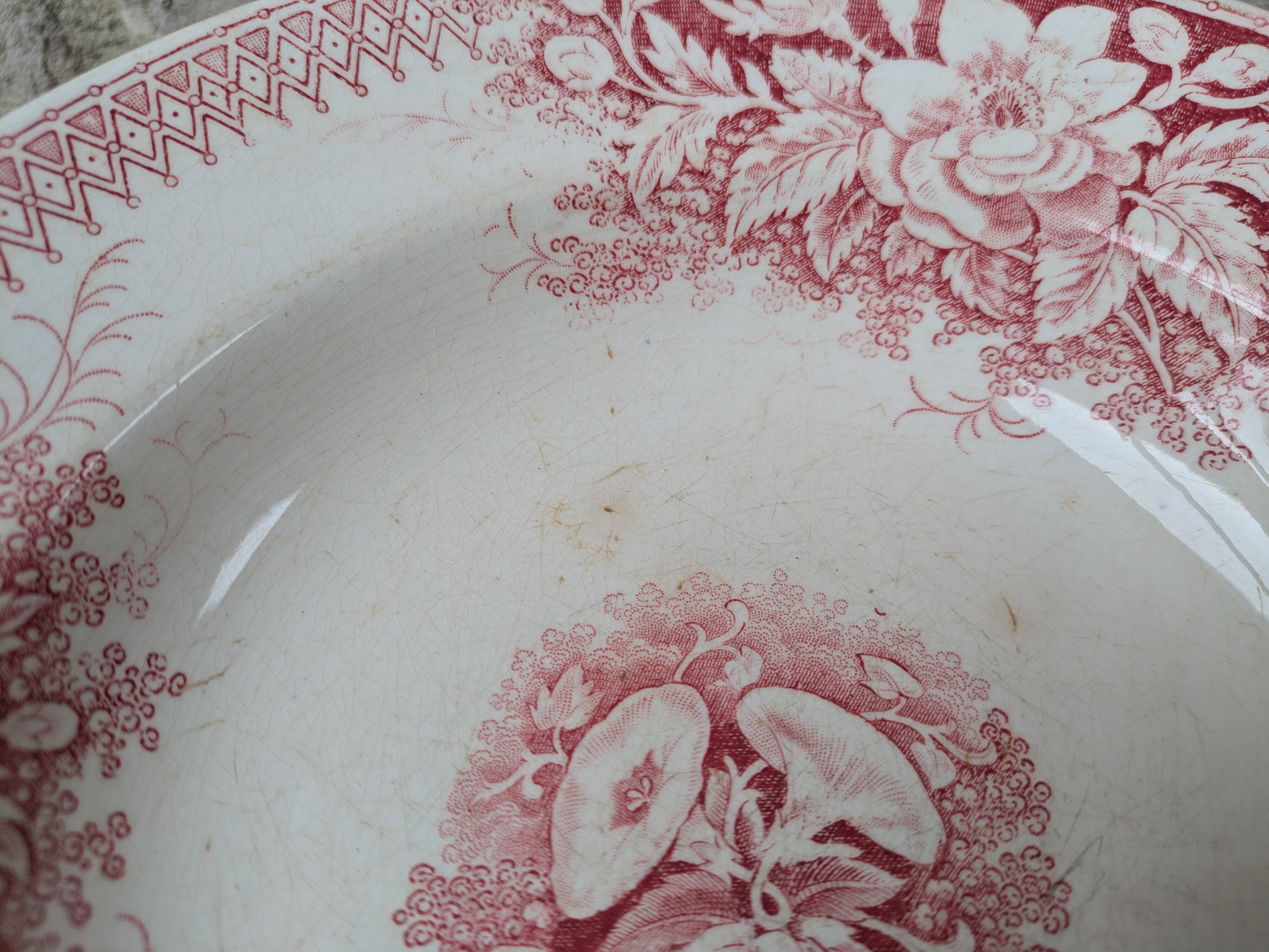 Hollow plate U et Cie Sarreguemines model Jardinière with pink flower decoration.