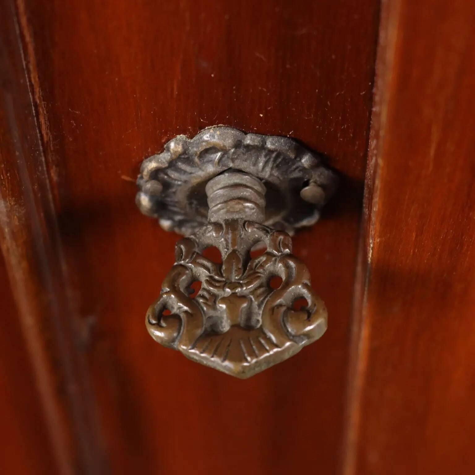Meuble d’angle ancien style baroque en acajou XX Century