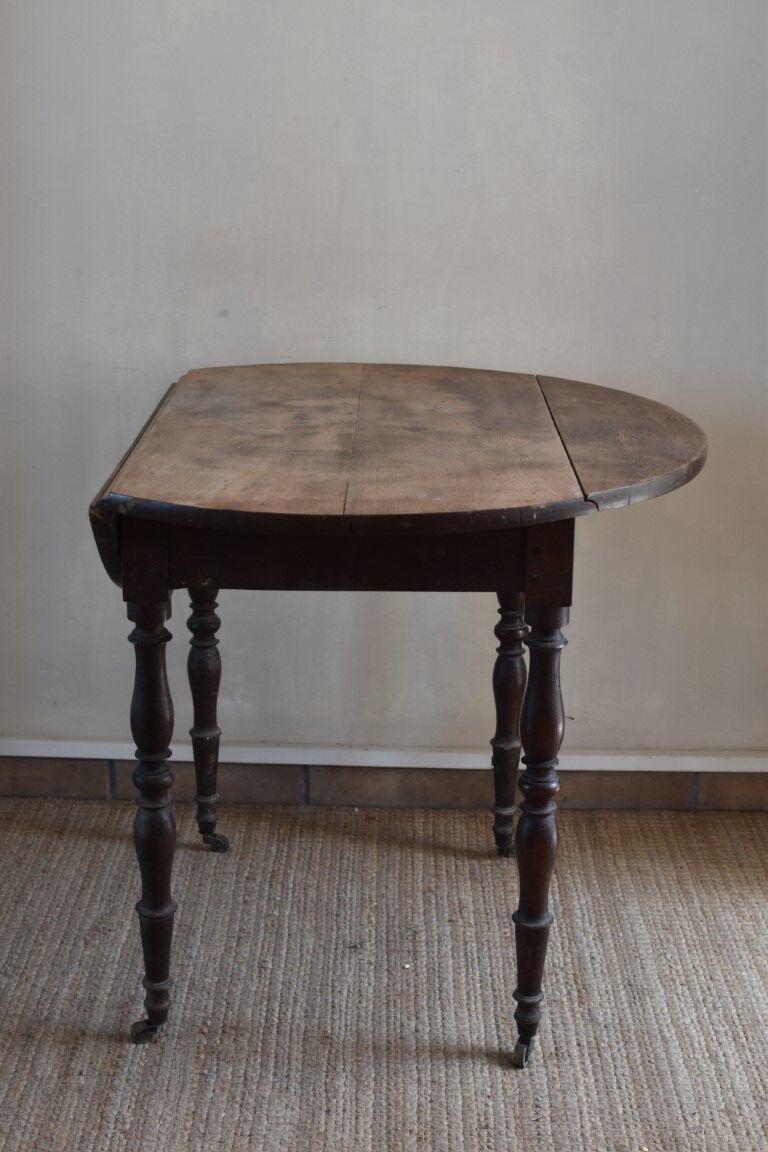 Louis philippe round table