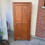 Old Parisian bonnetière