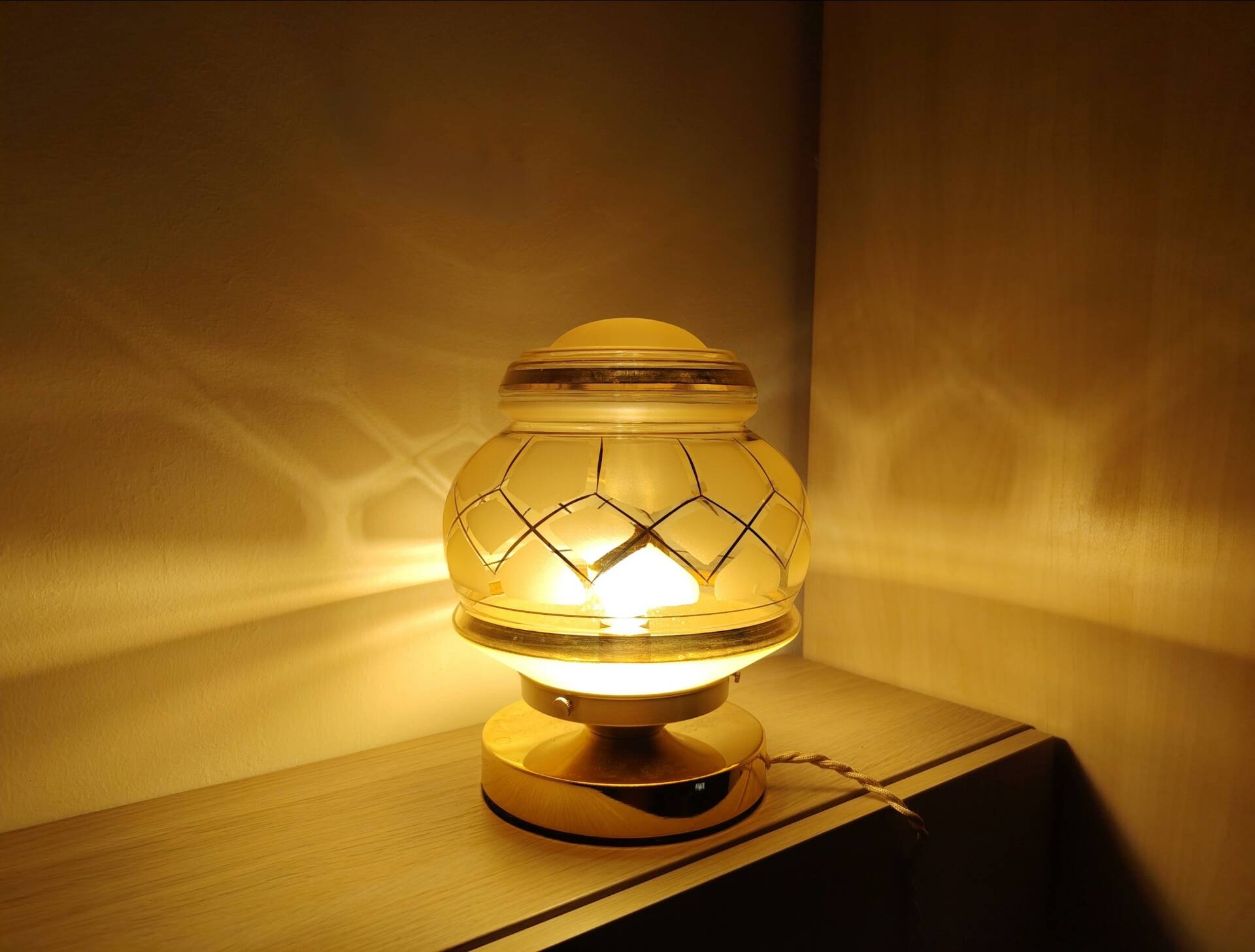 Gold table lamp in Art Deco glasswork