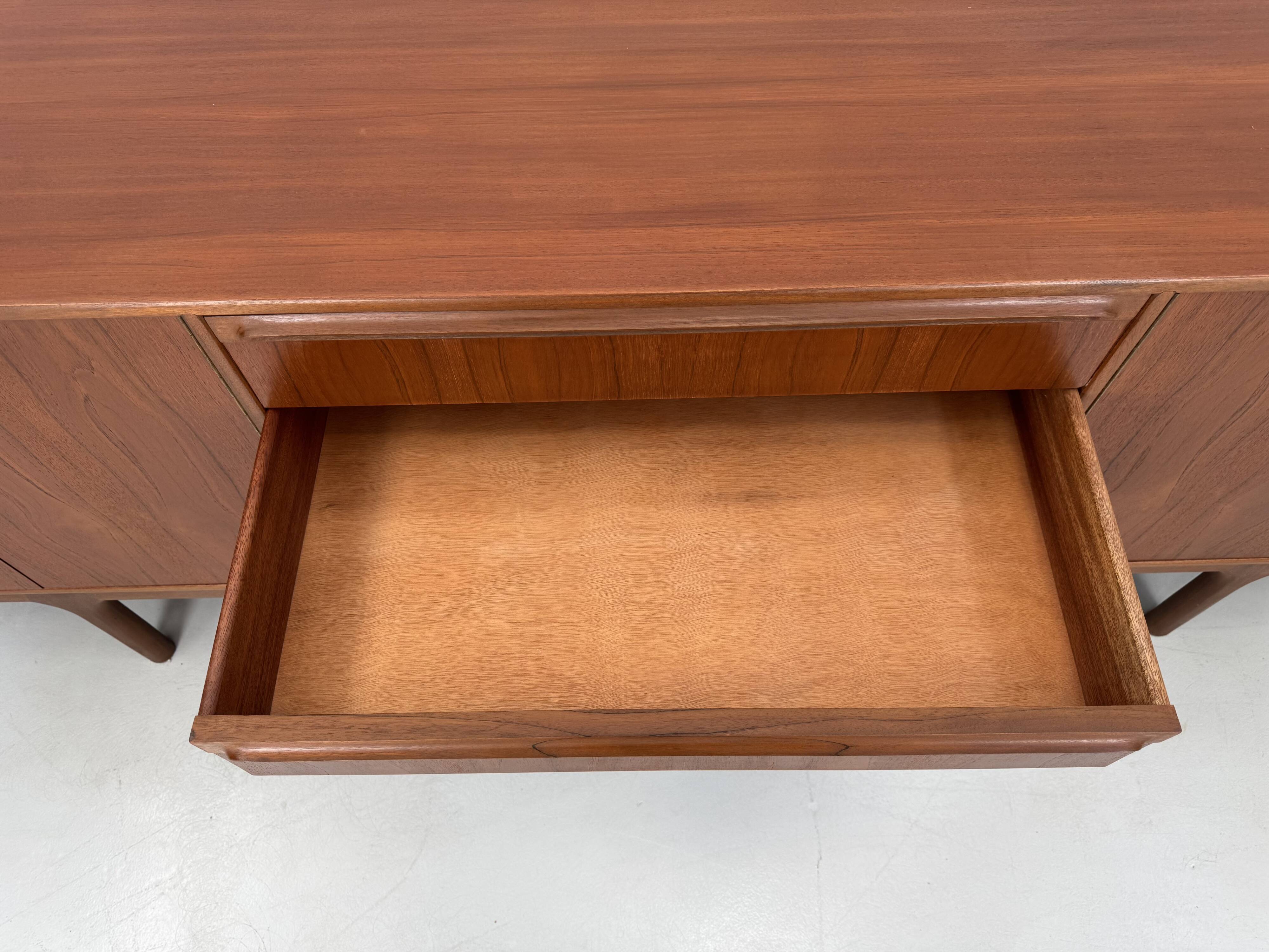Buffet vintage par McIntosh, design de T. Robertson des années 1960.