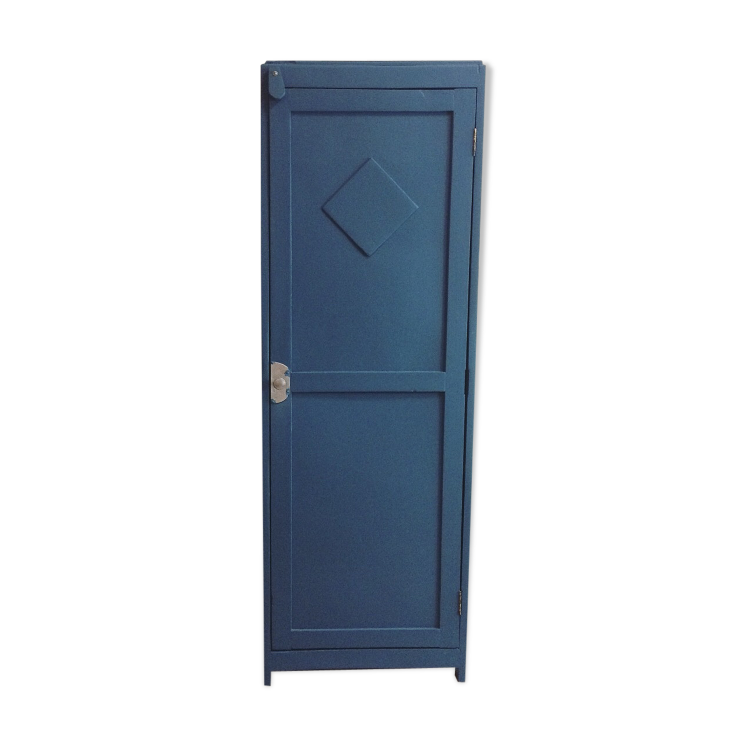 Locker room cabinet