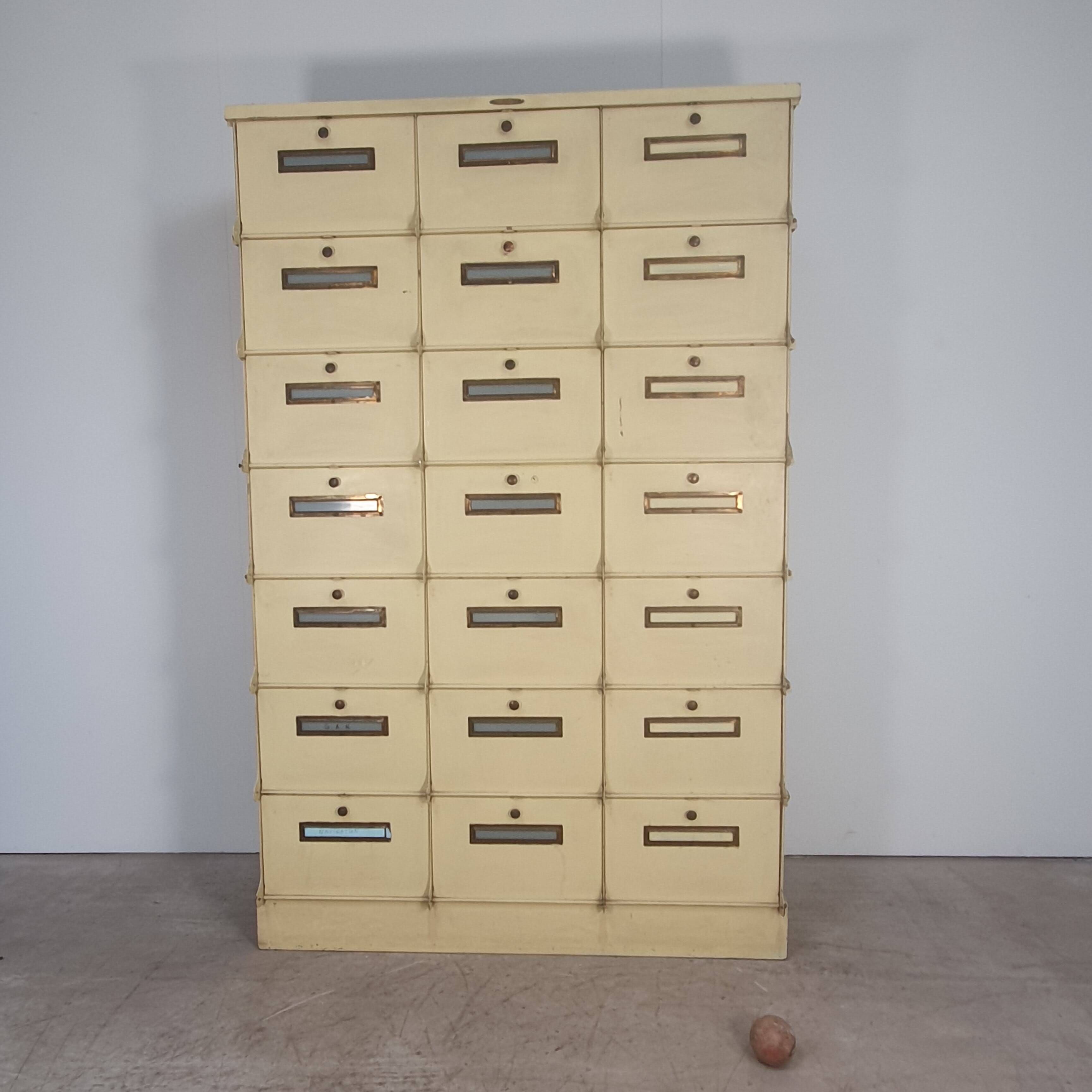 Classeur métalique à  21 clapets