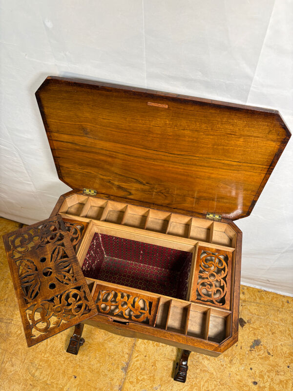 Table de couture et de travail romantique victorienne en loupe de noyer, milieu-fin du XIXe siècle