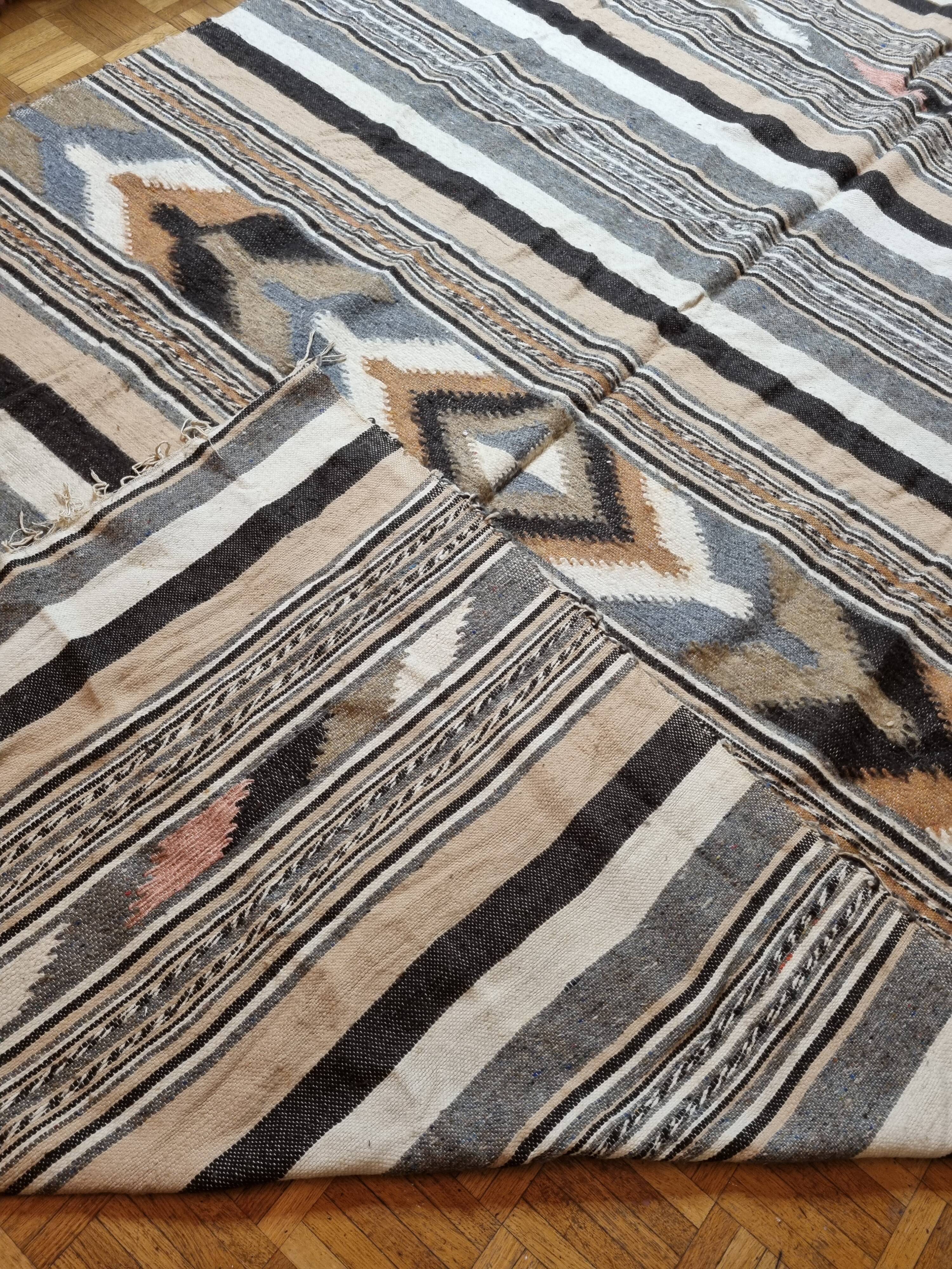 Berber carpet in wool with ethnic geometric patterns, 271 cm x 178 cm