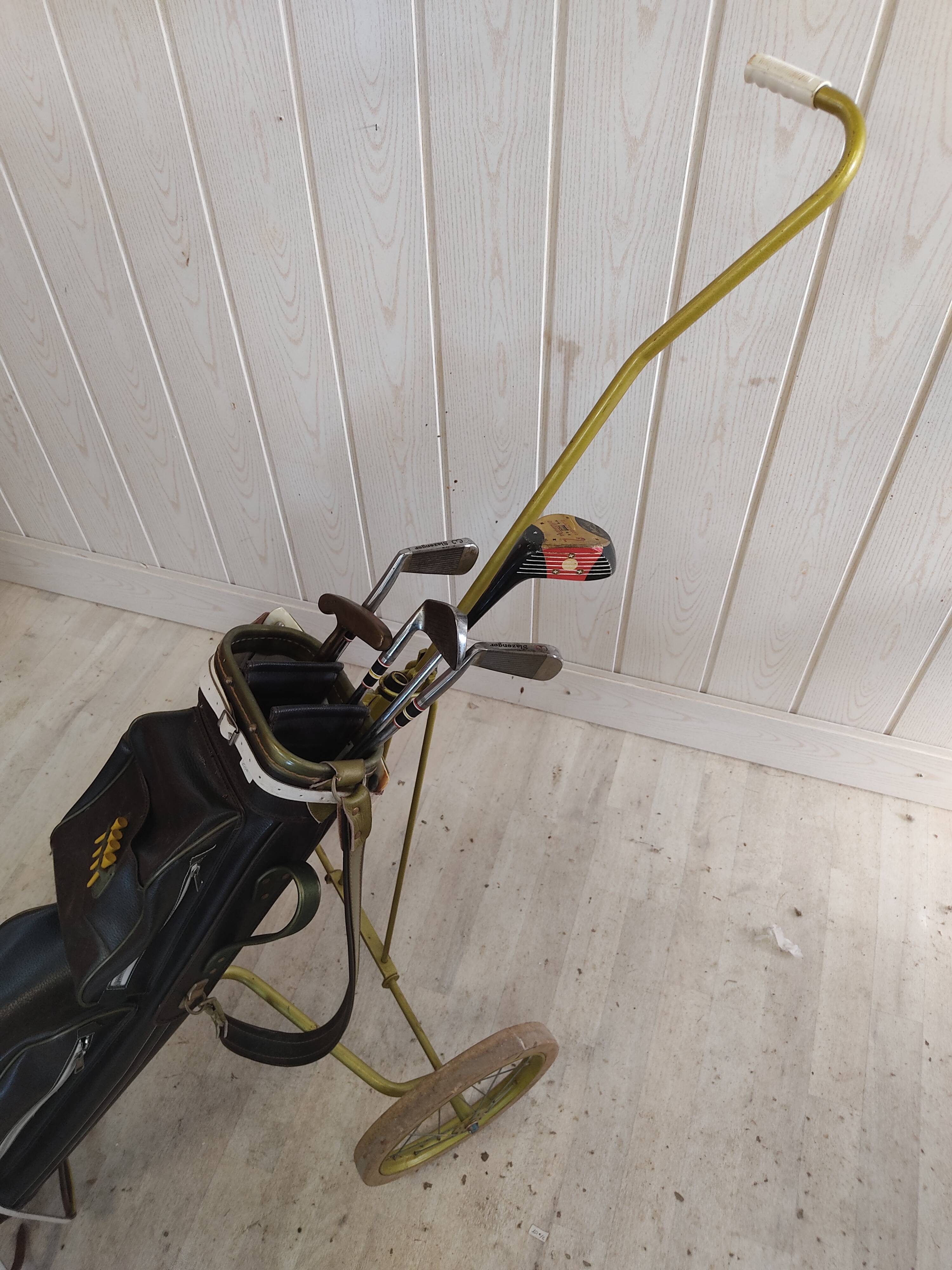 Chariot, sac et clubs de golf vintage