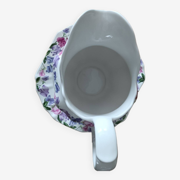 Porcelain basin and pitcher set