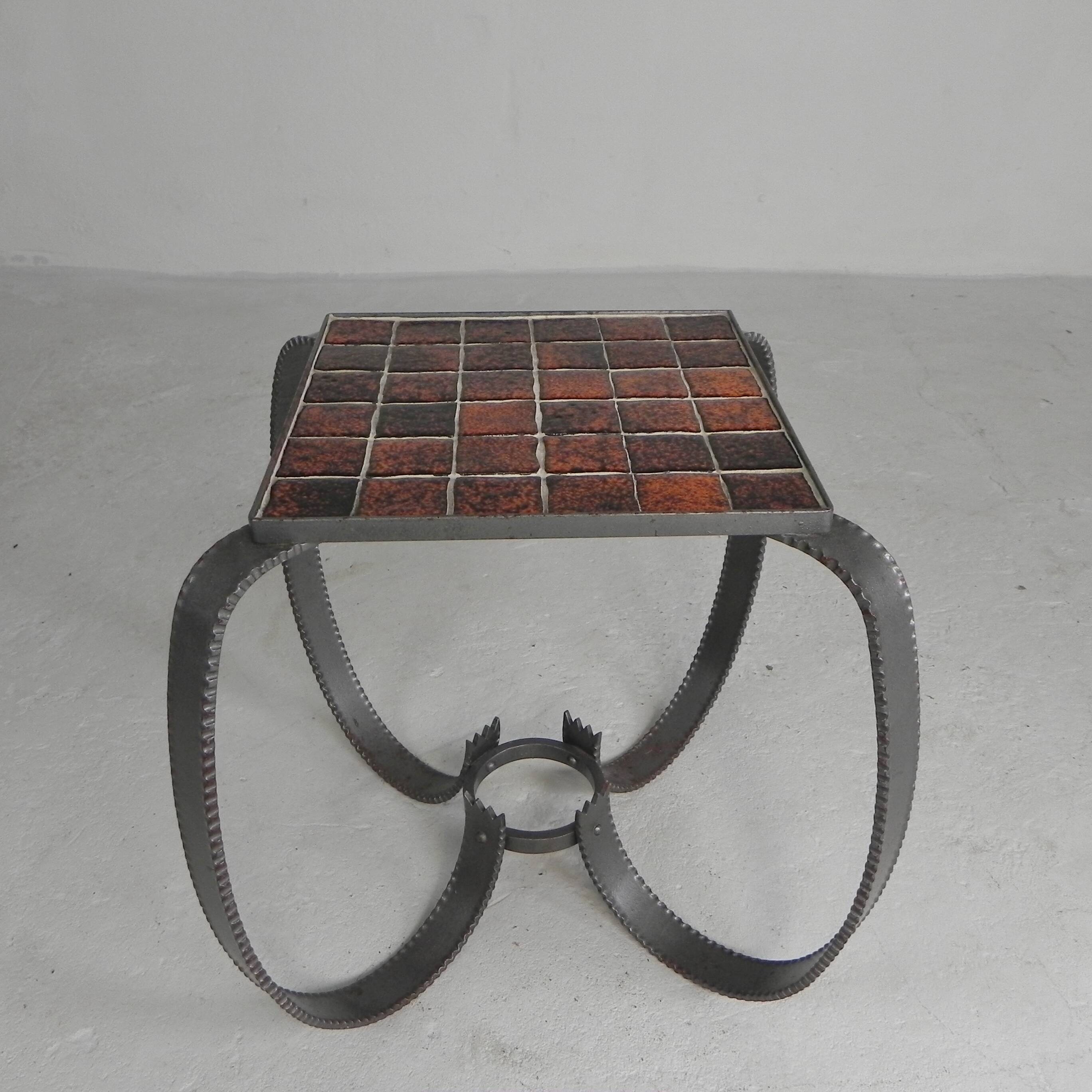 Table basse brutaliste, table carrelée avec 36 carreaux, années 1950