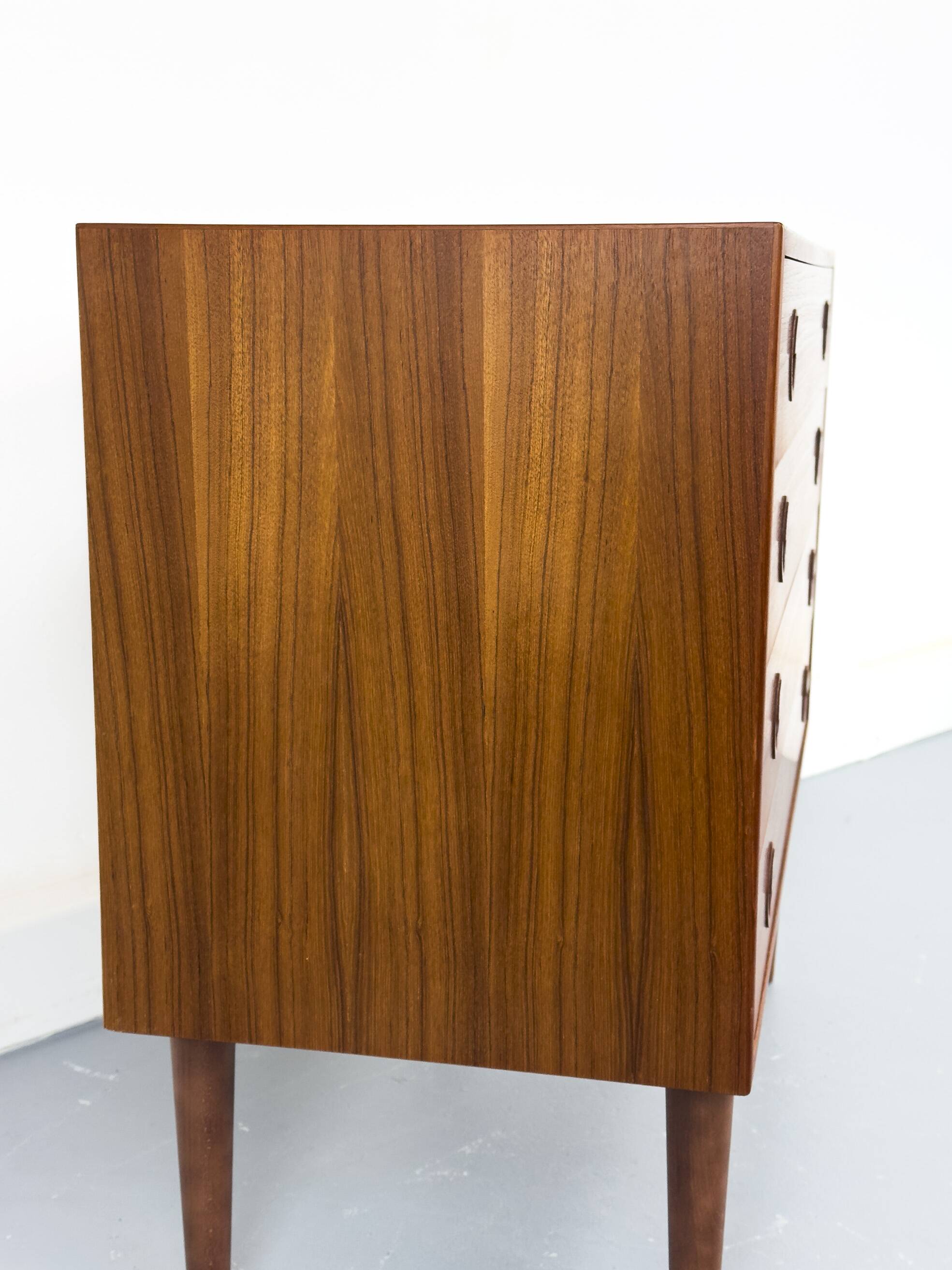 Commode en teck par Hansen et Guldborg, années 1960.