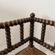 Chaise d’angle ancienne en bois tourné, assise en paille, style rusti