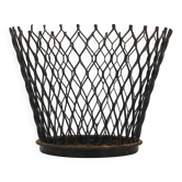 Cache pot en métal grillagé noir style Mathieu Matégot, années 50