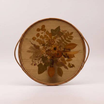 Plateau rond vintage rotin - fleurs séchées sous verre