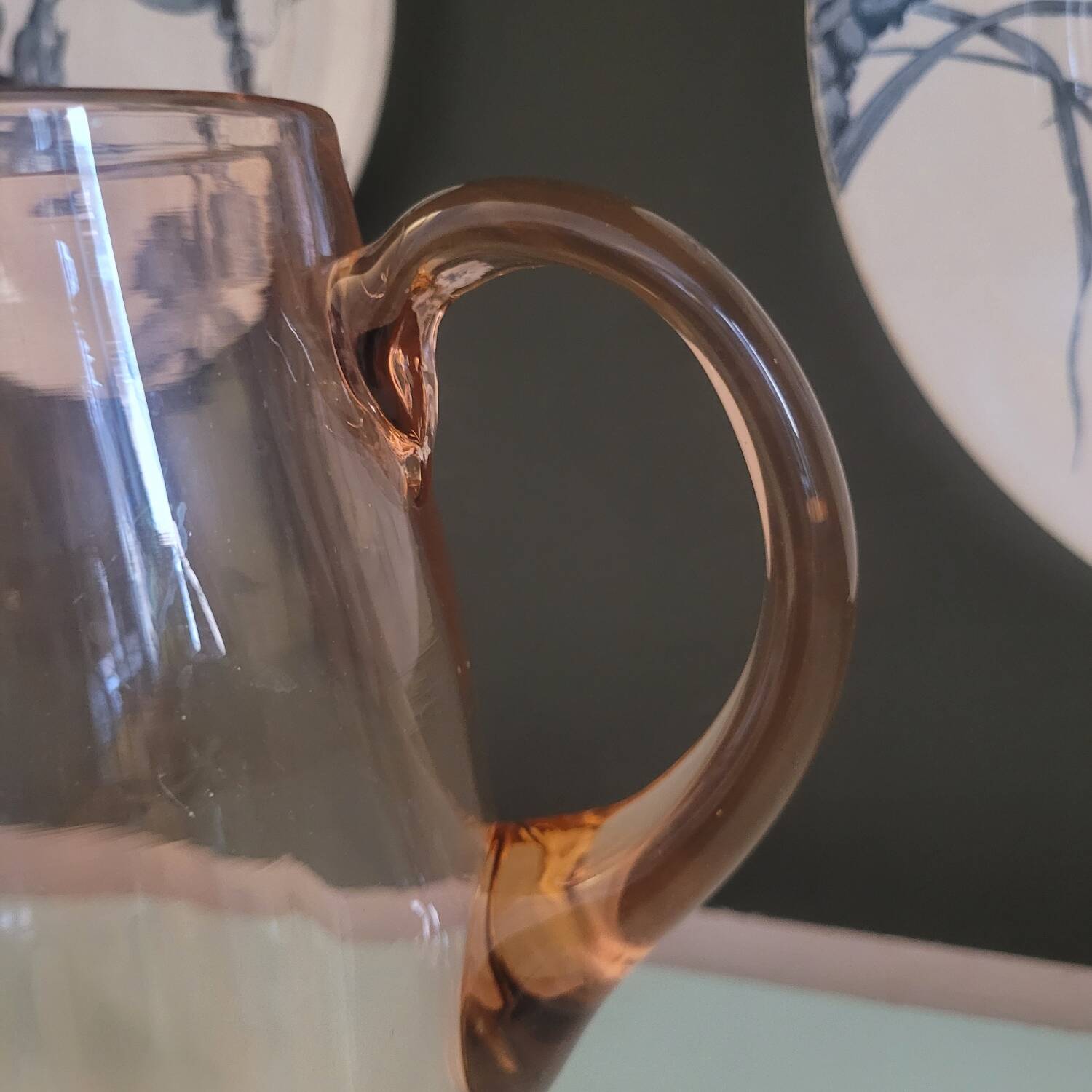 Pichet en verre soufflé rose, vers 1960