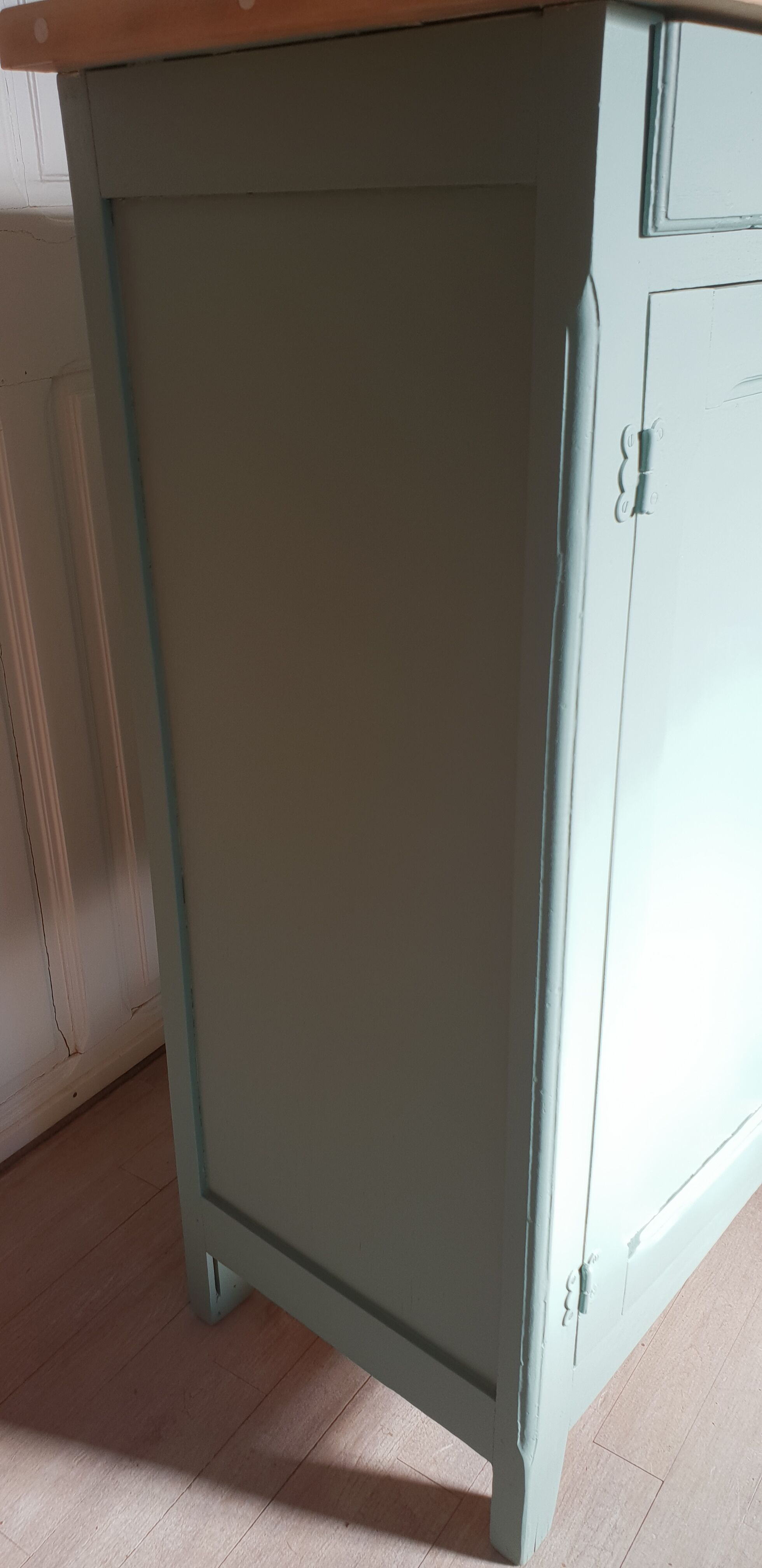 Parisian green buffet