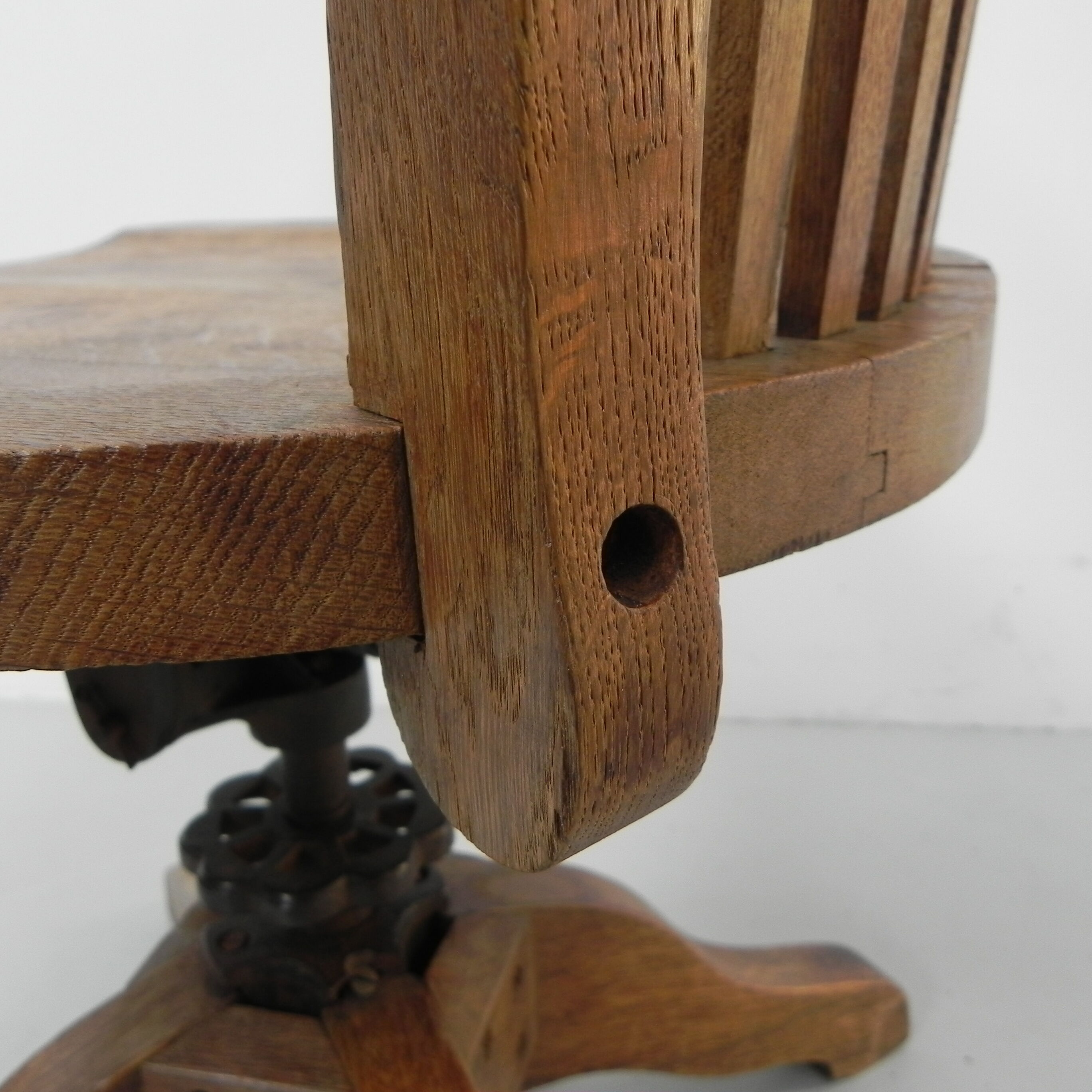 Oak office chair with spring mechanism and armrests