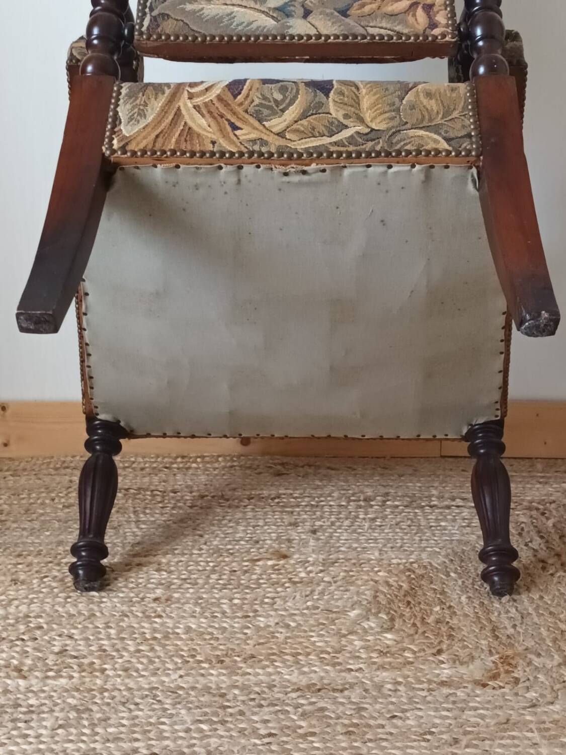 Walnut armchair in Neo-Renaissance style, 20th century.