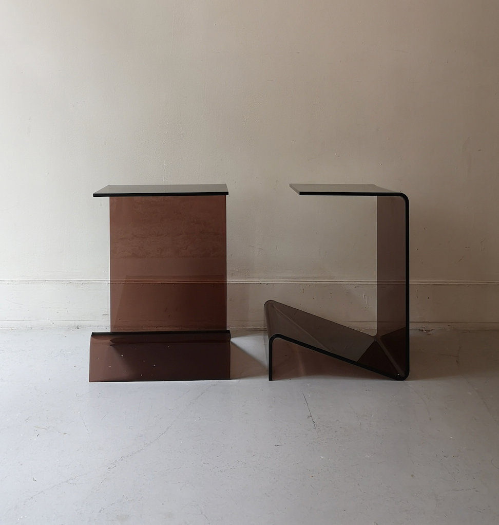 Set de 2 tables de chevets en plexiglas fumé, Design 1970