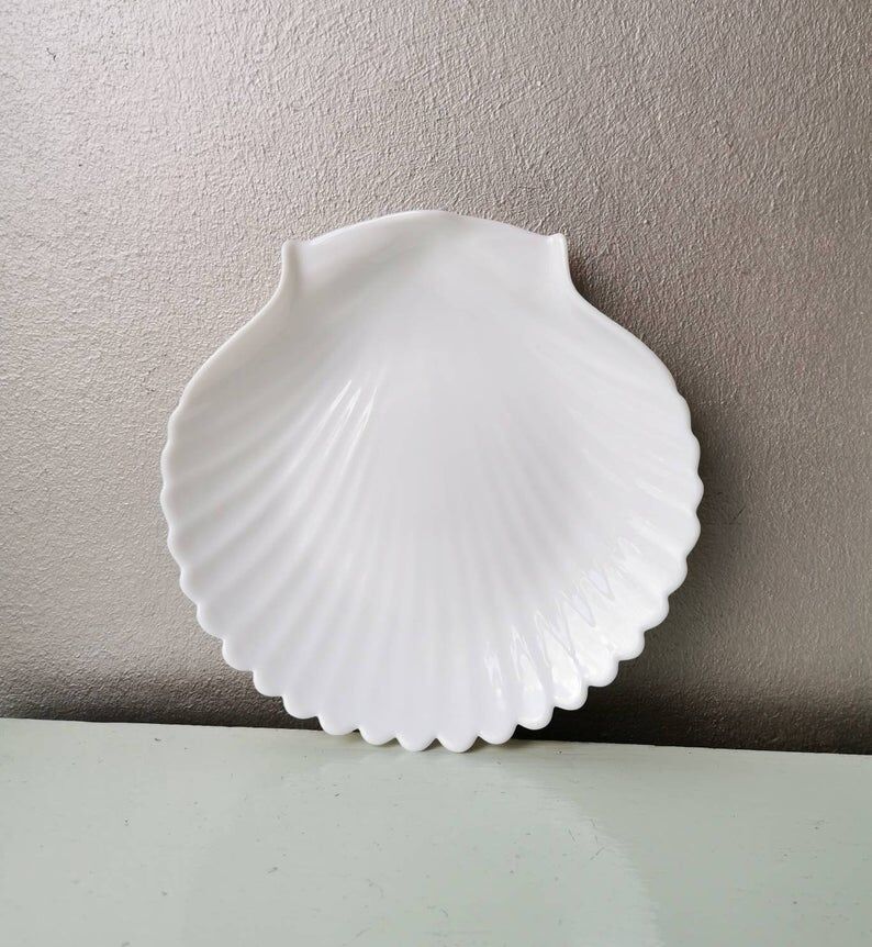 White ceramic dish shaped like 80s shells