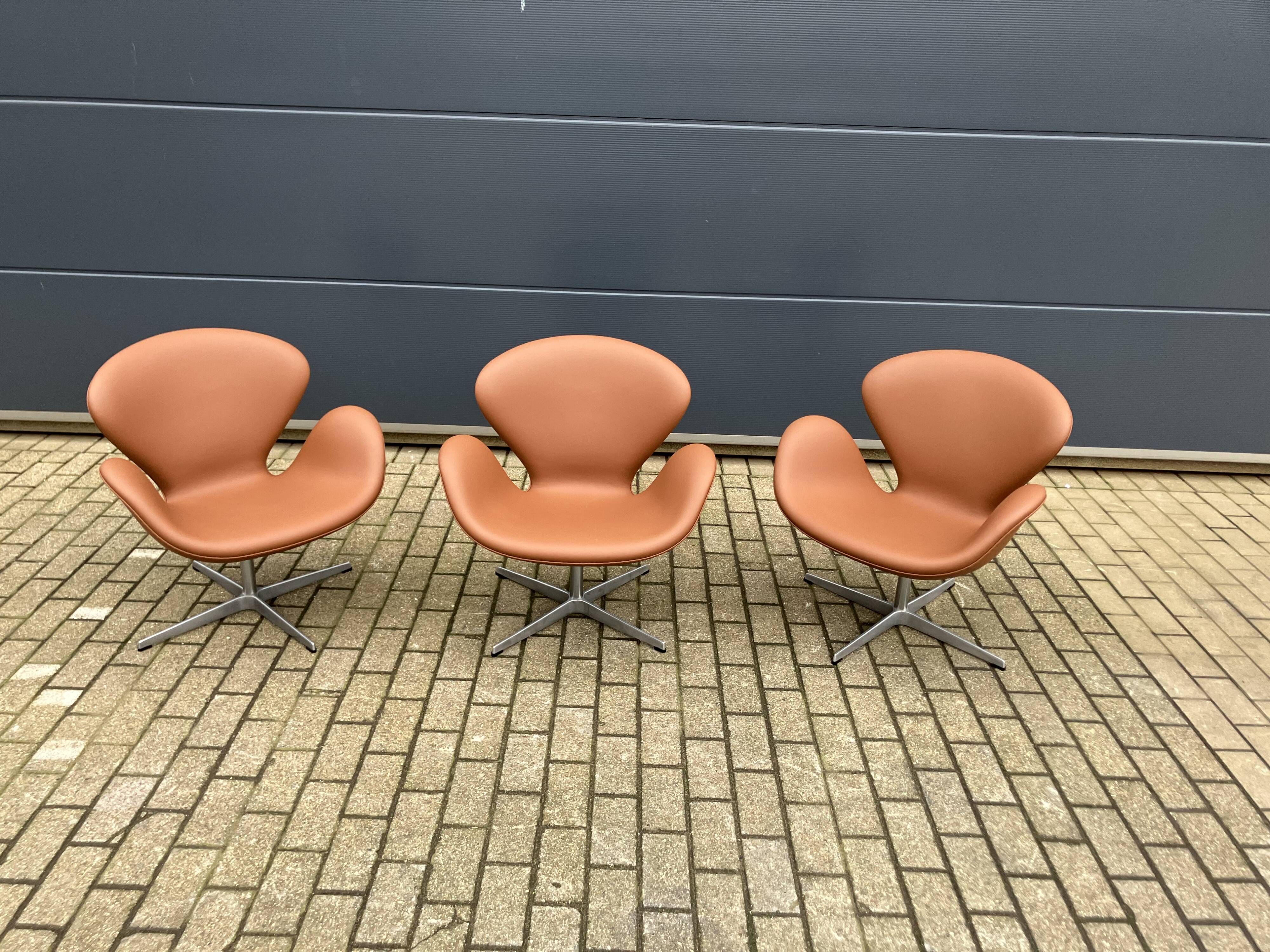 2x Fritz Hansen Swan chair by Arne Jacobsen, NEW condition!!