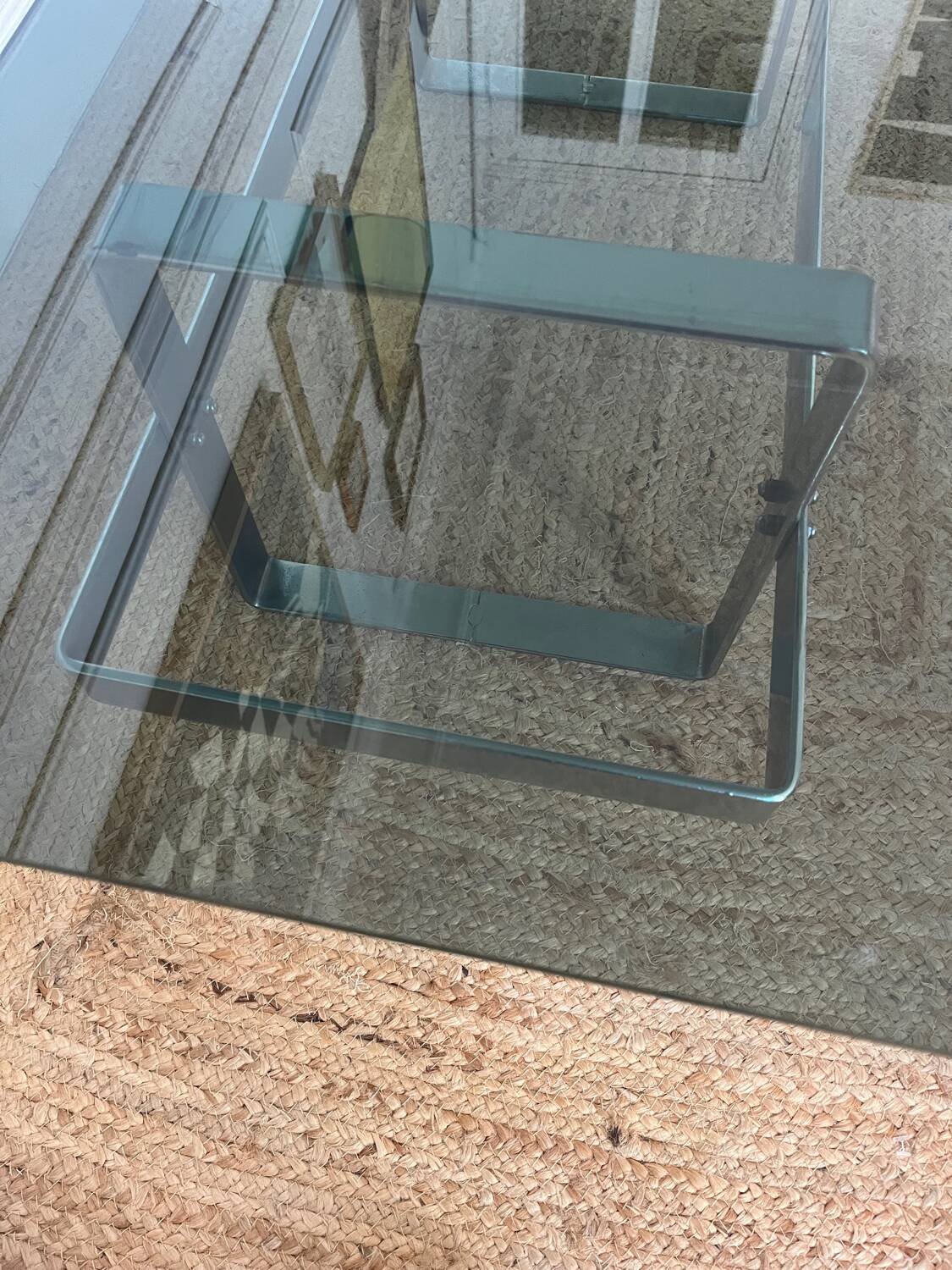 Table basse en acier chromé et plateau en verre fumé design 70