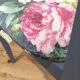 Chaise en bois bleue velours fleuri effets vintage