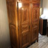 Armoire de Maringues en Merisier – Une Pièce Unique Chargée d'Histoire