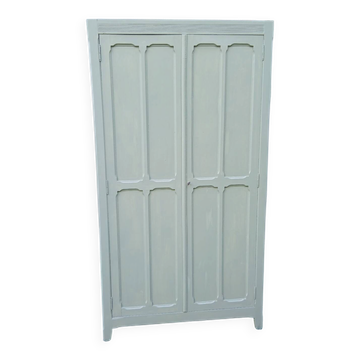 Parisian wardrobe with 2 doors and 3 shelves in Luxembourg green.