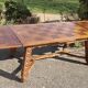 Table vintage en bois massif sculpté