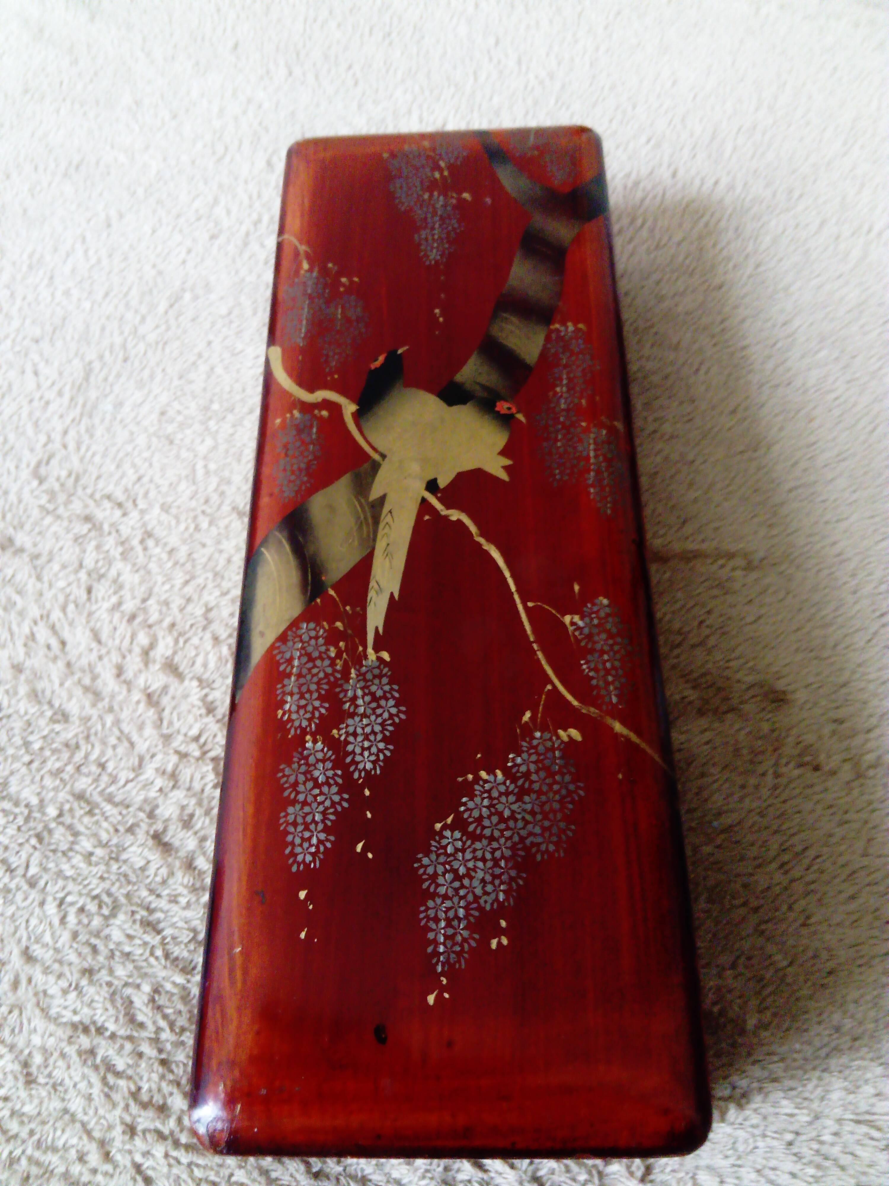 Glove box in lacquered wood decorated with 2 birds under wisteria