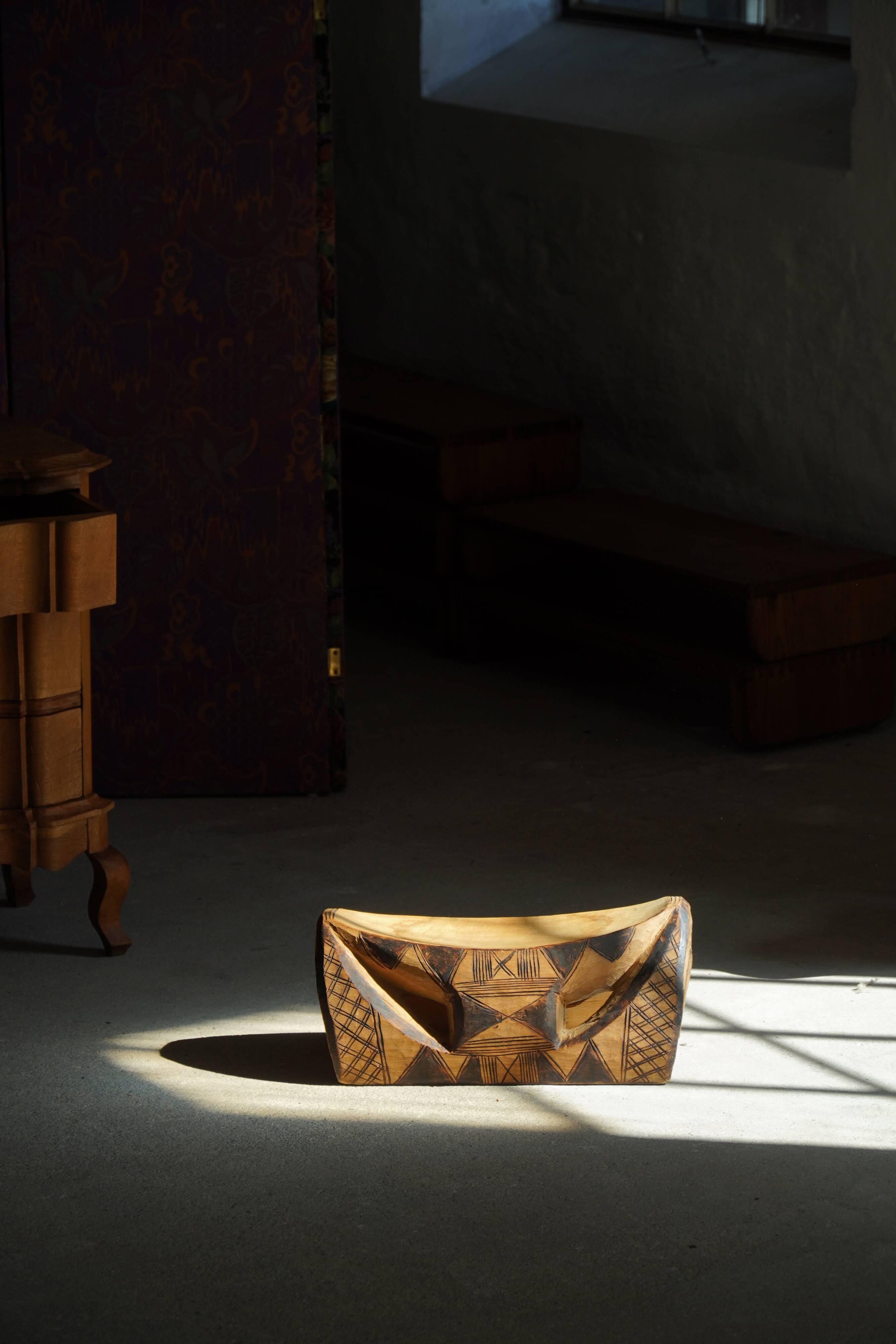 African sculptural stool in wood, hand-carved and adorned with geometric patterns, 1950s.